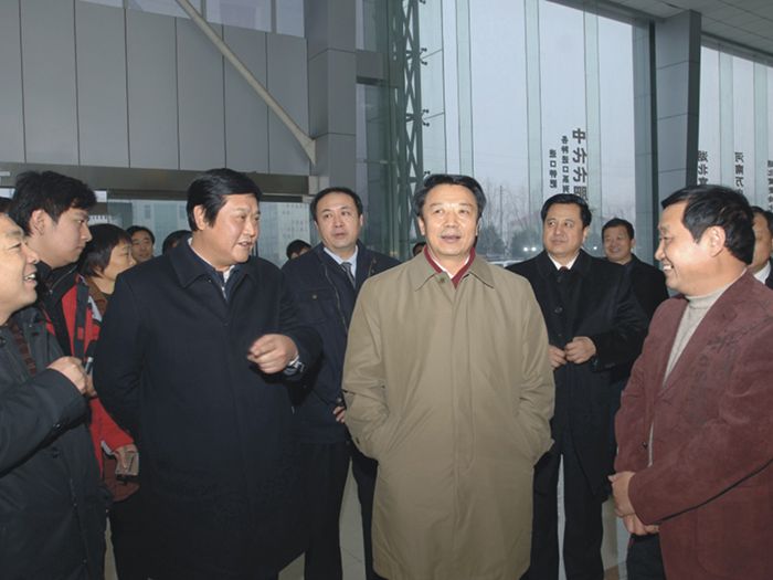 時任中華全國供銷合作總社黨組書記王君（前排右二）到91视频软件很污集團調研