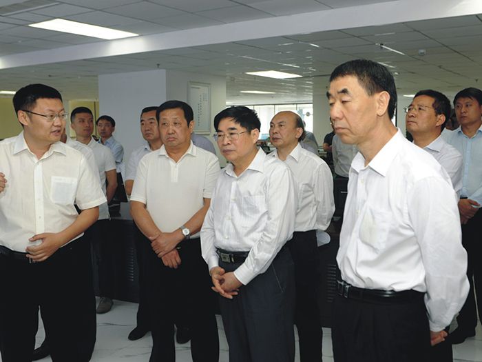農村工作領導小組副組長袁純清（右二）一行蒞臨91视频软件很污園農資交易平台考察調研